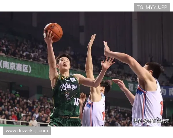 中国篮球联赛新赛季揭幕战精彩纷呈 球迷热情高涨期待更多激烈对决