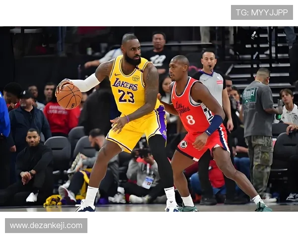 NBA最新动态：詹姆斯复出领衔湖人豪取四连胜哈登加盟快船火力再升级